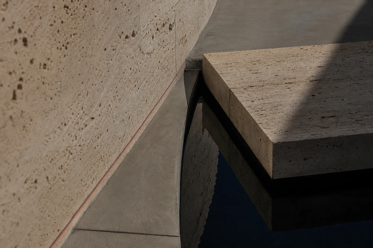 Détail tactile de travertin, béton et eau dans l’univers Horizon