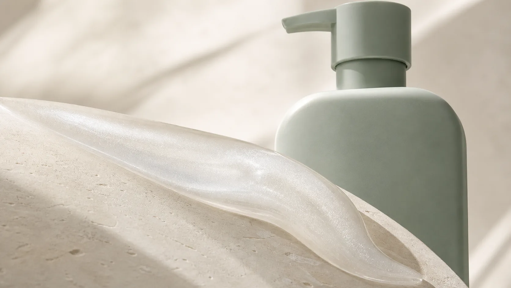 Texture nacrée du shampoing LUNARIA sur une pierre claire